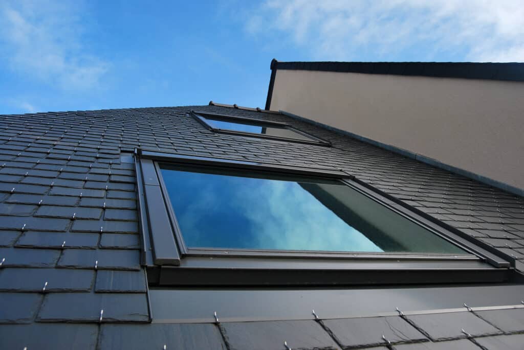 lucarne sur toiture en ardoise